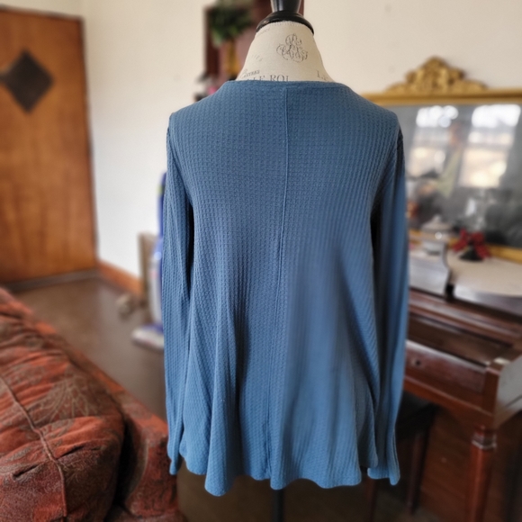 Blue long sleeve shirt. - Picture 2 of 3